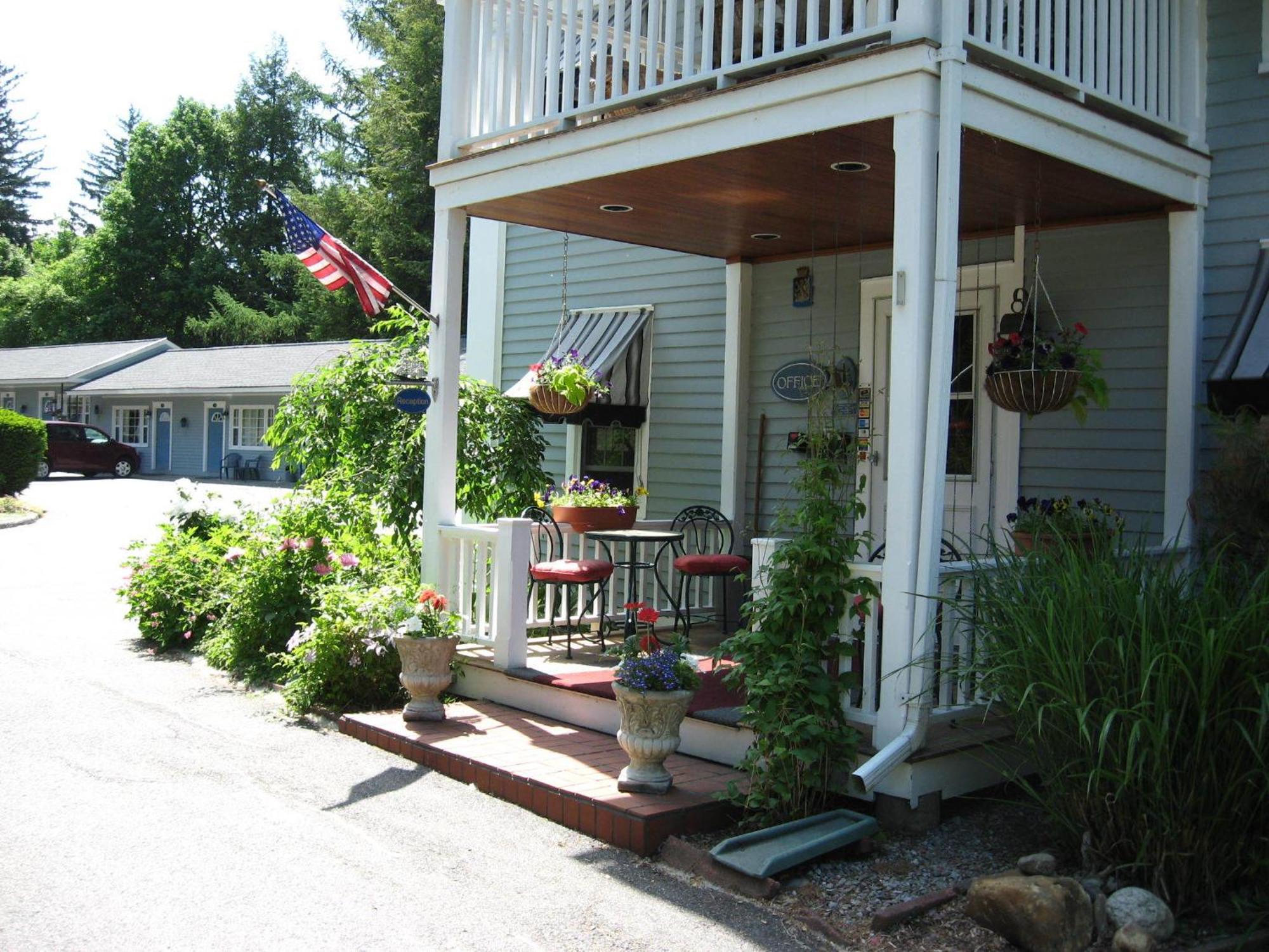 Maple Terrace Motel Williamstown Exterior photo