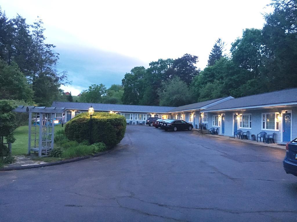 Maple Terrace Motel Williamstown Exterior photo