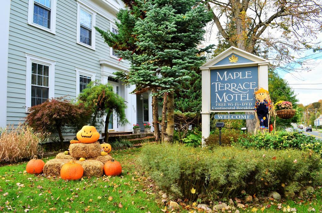 Maple Terrace Motel Williamstown Exterior photo