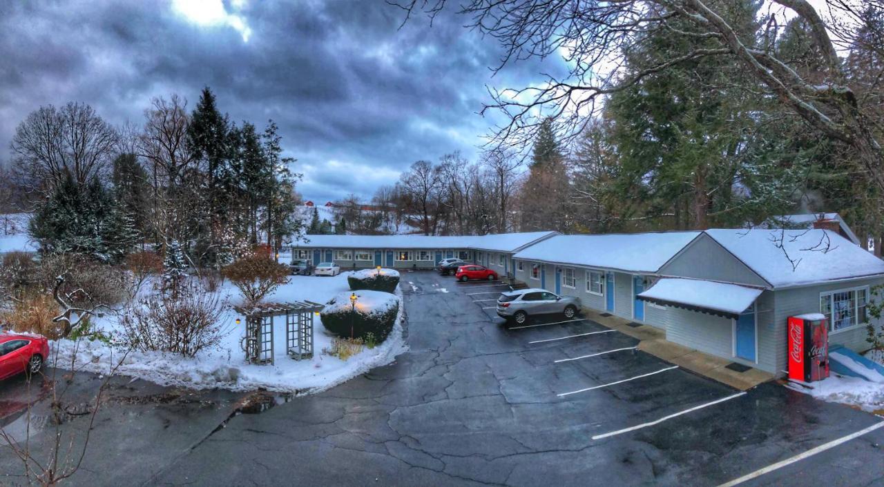 Maple Terrace Motel Williamstown Exterior photo